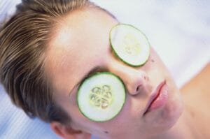 Treat puffiness under the eyes naturally